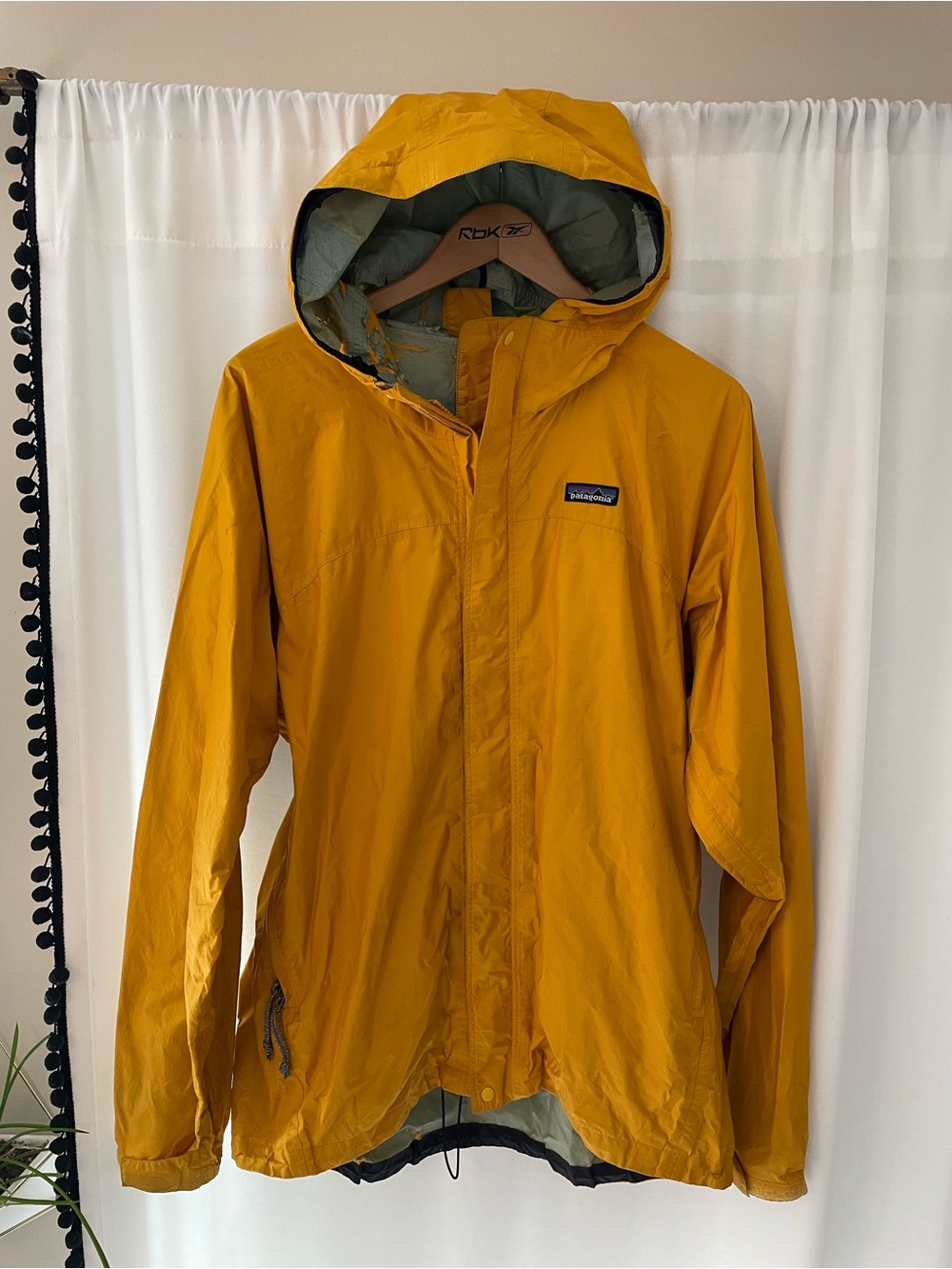 Vintage Patagonia yellow rain jacket women’s L large light jacket hooded READ